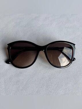 Brown tortoise shell sunglasses